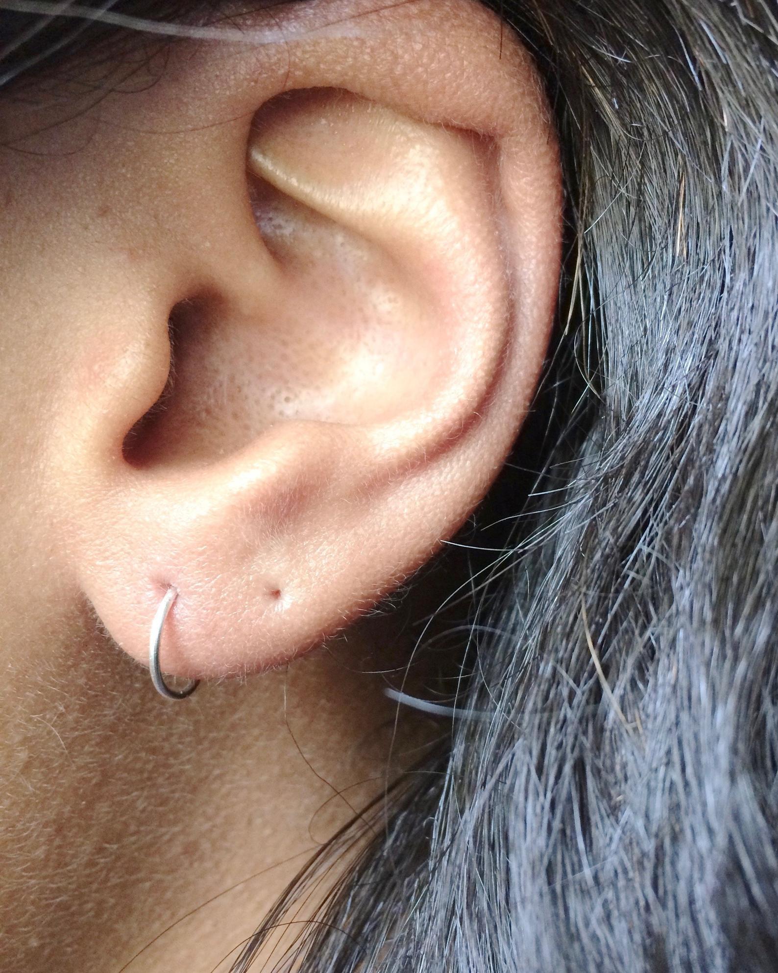 Lobe hugging store hoops